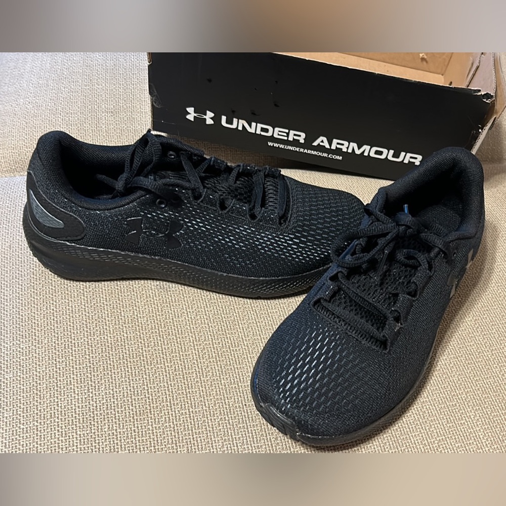 New under armour women’s size 7 all black shoes